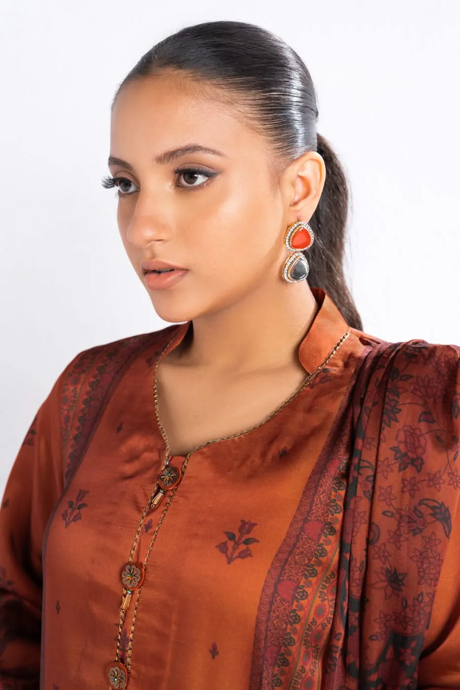 Elevate your title by incorporating more descriptive and enticing modifiers. Heres an optimized version:

Elegant 3-Piece Chamois Silk Suit Set with Vibrant Printed Tissue Silk Dupatta