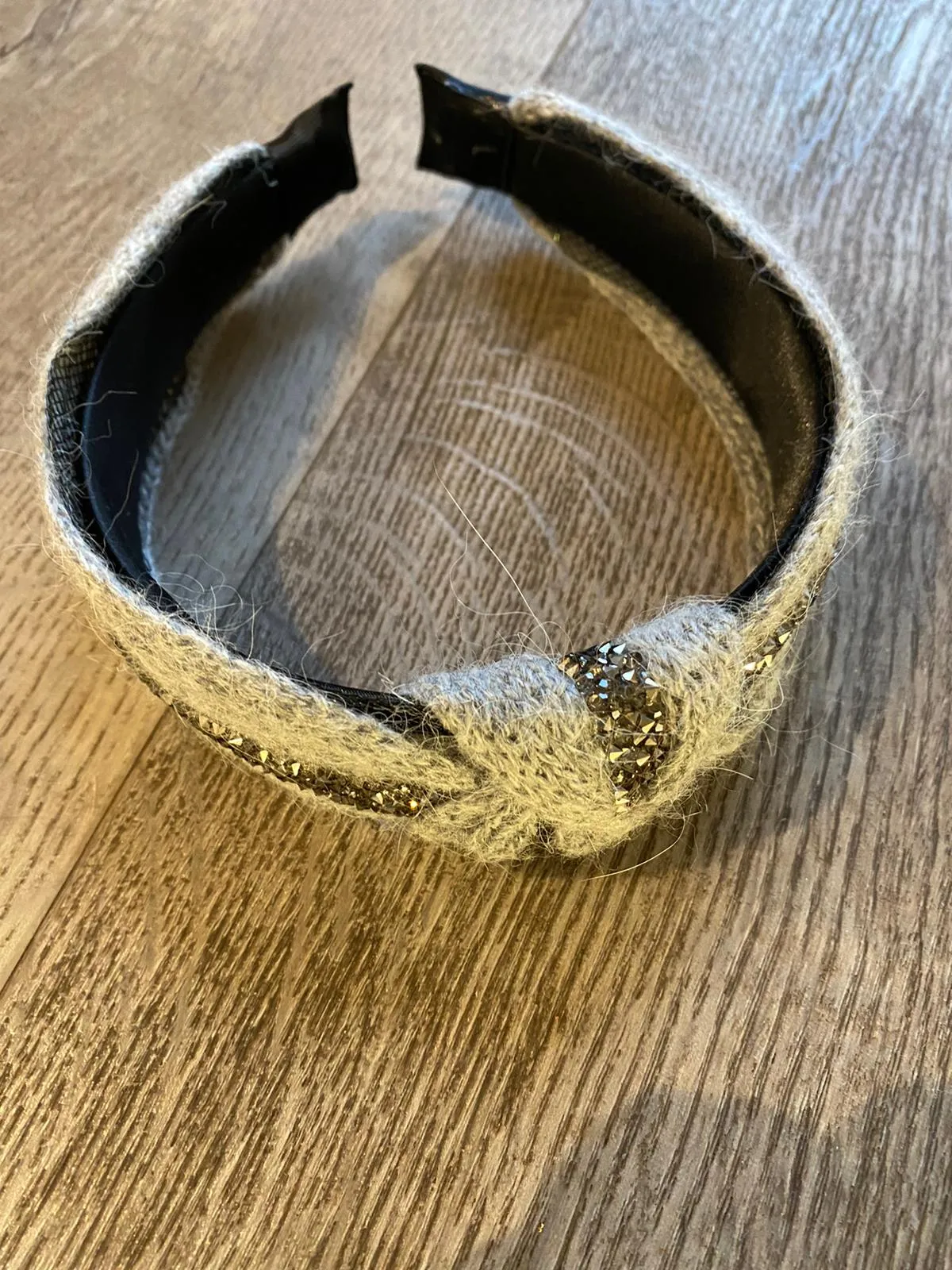 Knitted hairband with beading