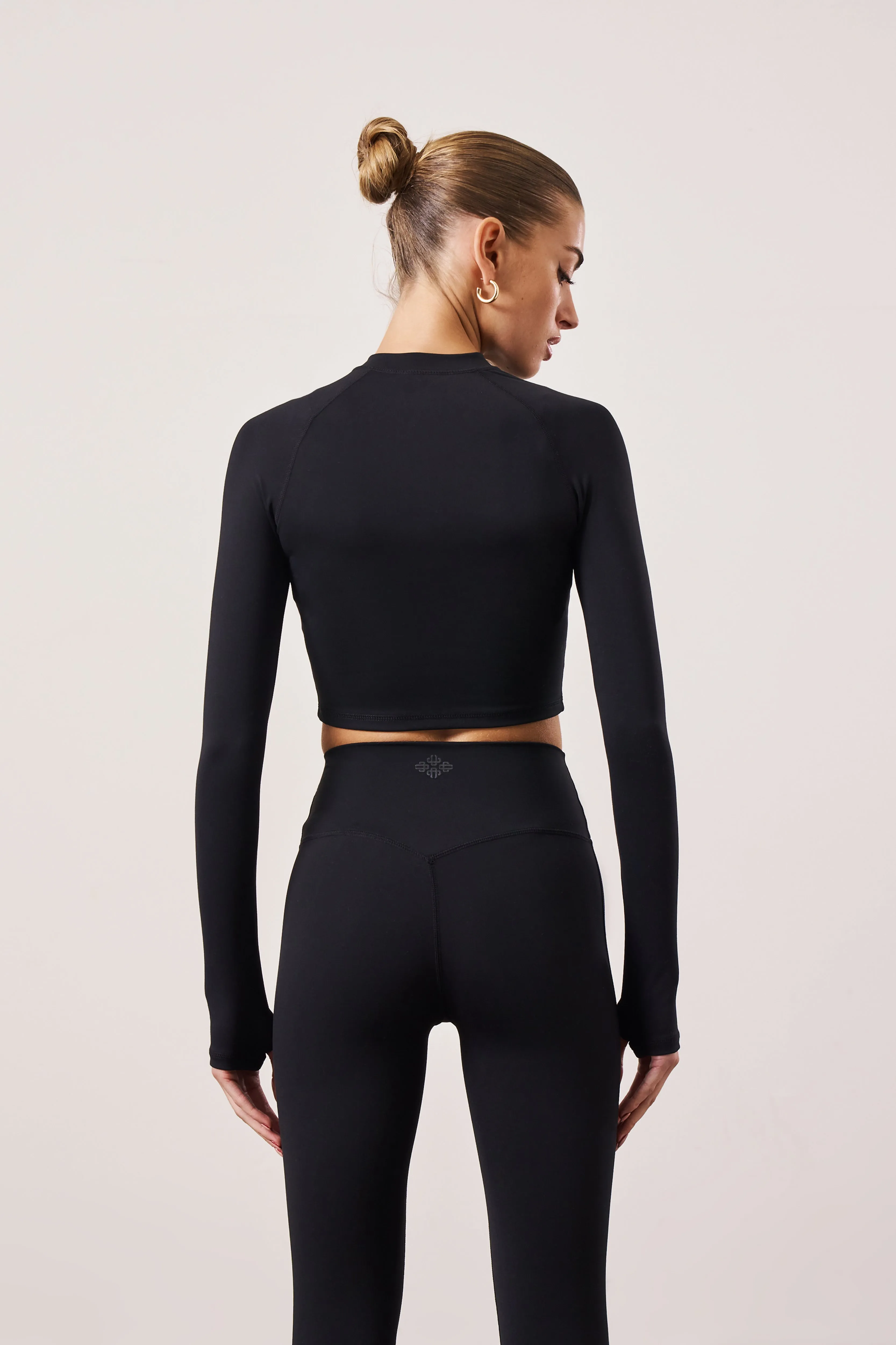 SOFT TOUCH EMBLEM LEGGINGS - BLACK